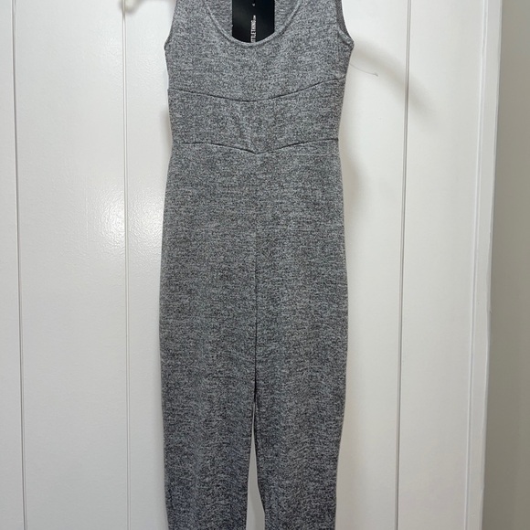 Pretty little thing Women's Size 4 Sleeveless Full Leg Bodysuit Romper . New ! - Picture 2 of 4